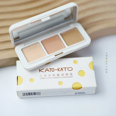 Kato Tricolor Plate deckt das Gesicht mit einem Concealer gegen Flecken, Akne und Augenringe ab